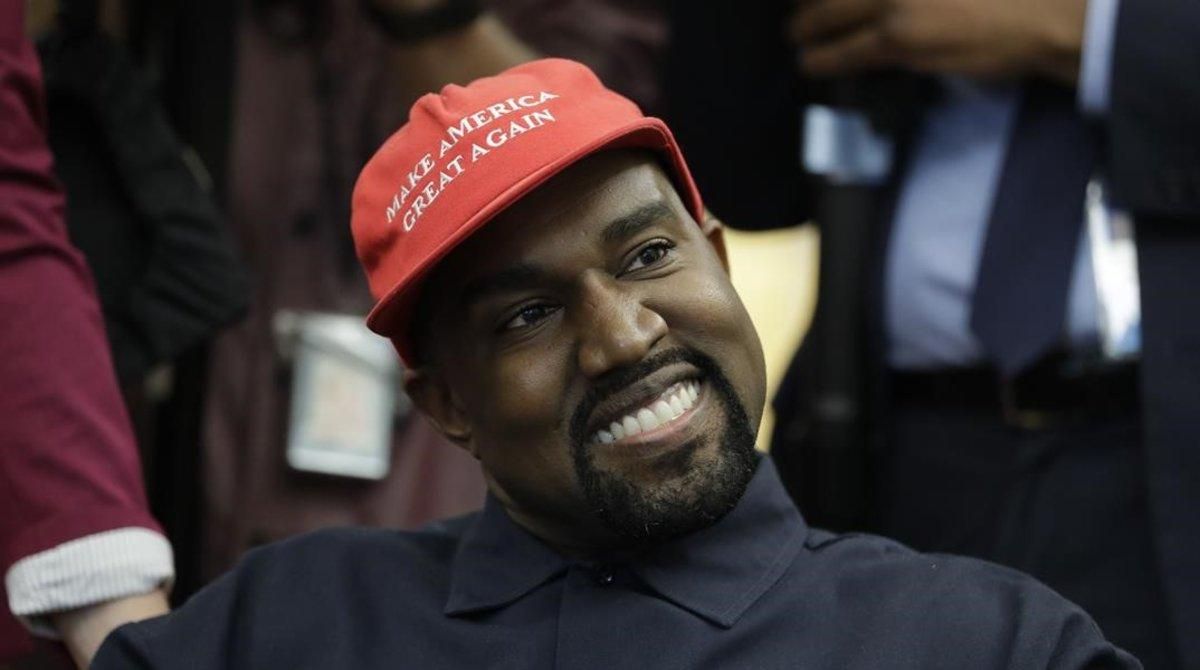 Kanye West, con su gorra de apoyo a Trump, en el despacho Oval, en el 2018. Kanye West, con su gorra de apoyo a Trump, en el despacho Oval, en el 2018.
