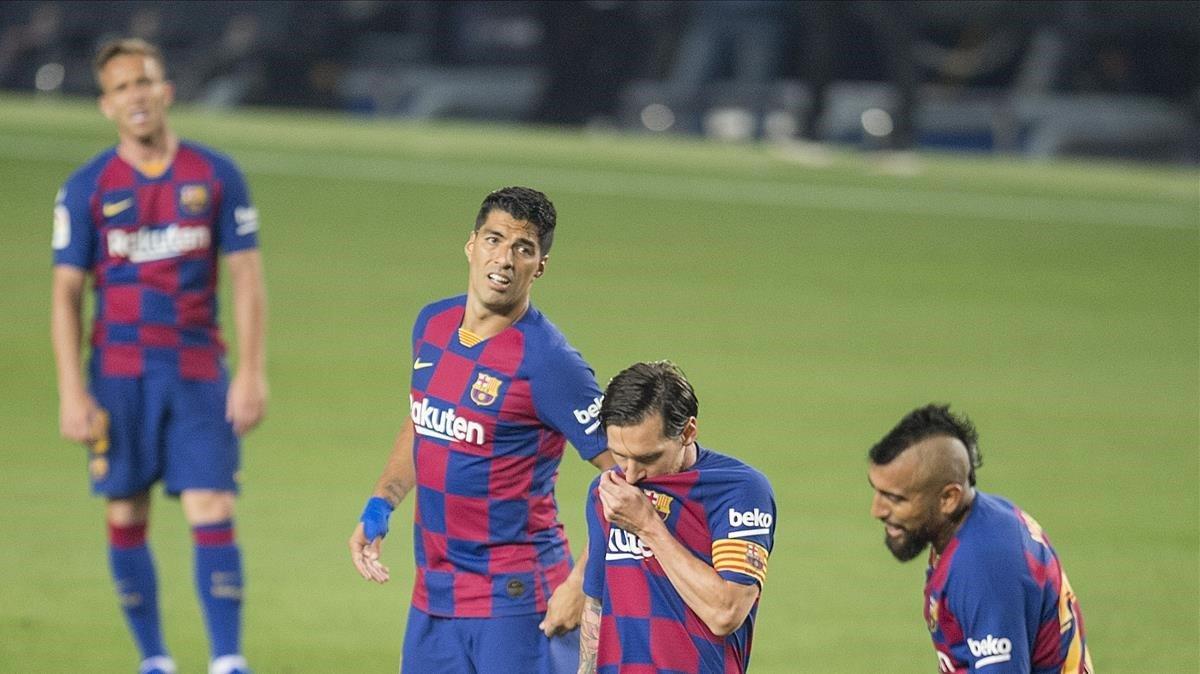 Messi, pensativo entre Suárez, Arturo Vidal y Arthur en el Barça-Athletic.