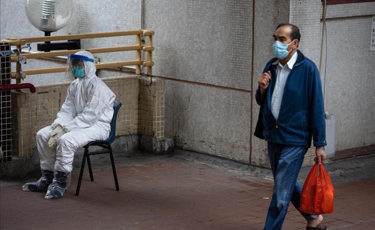 Ciudadanos se protegen del coronavirus con mascarillas en Hong Kong.