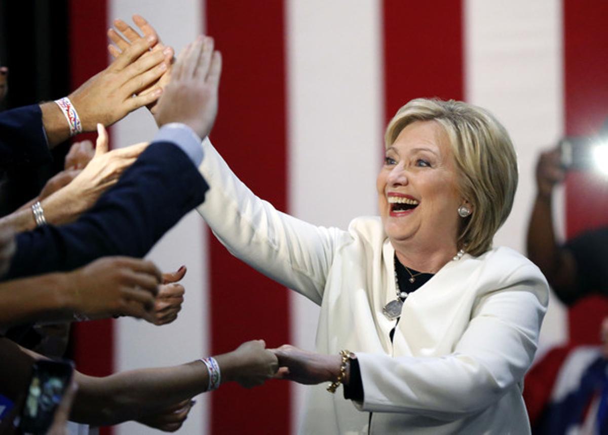  Hillary Clinton saluda a sus seguidores, anoche en Miami.
