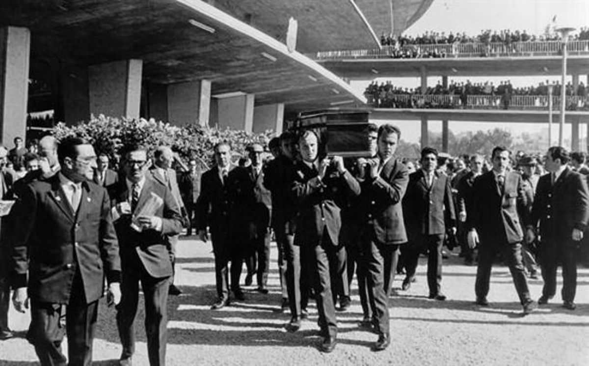 Los compañeros de Benítez, con Gallegoy Müller a la cabeza, portan el féretro. Los compañeros de Benítez, con Gallegoy Müller a la cabeza, portan el féretro.
