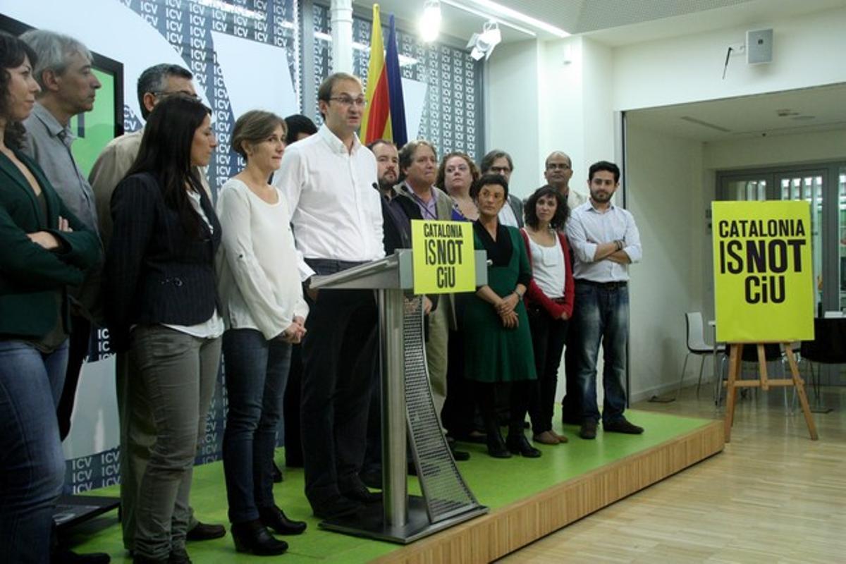 Joan Herrera, junto a otros candidato de ICV-EUiA, durante la presentación del eslogan de campaña, este domingo.