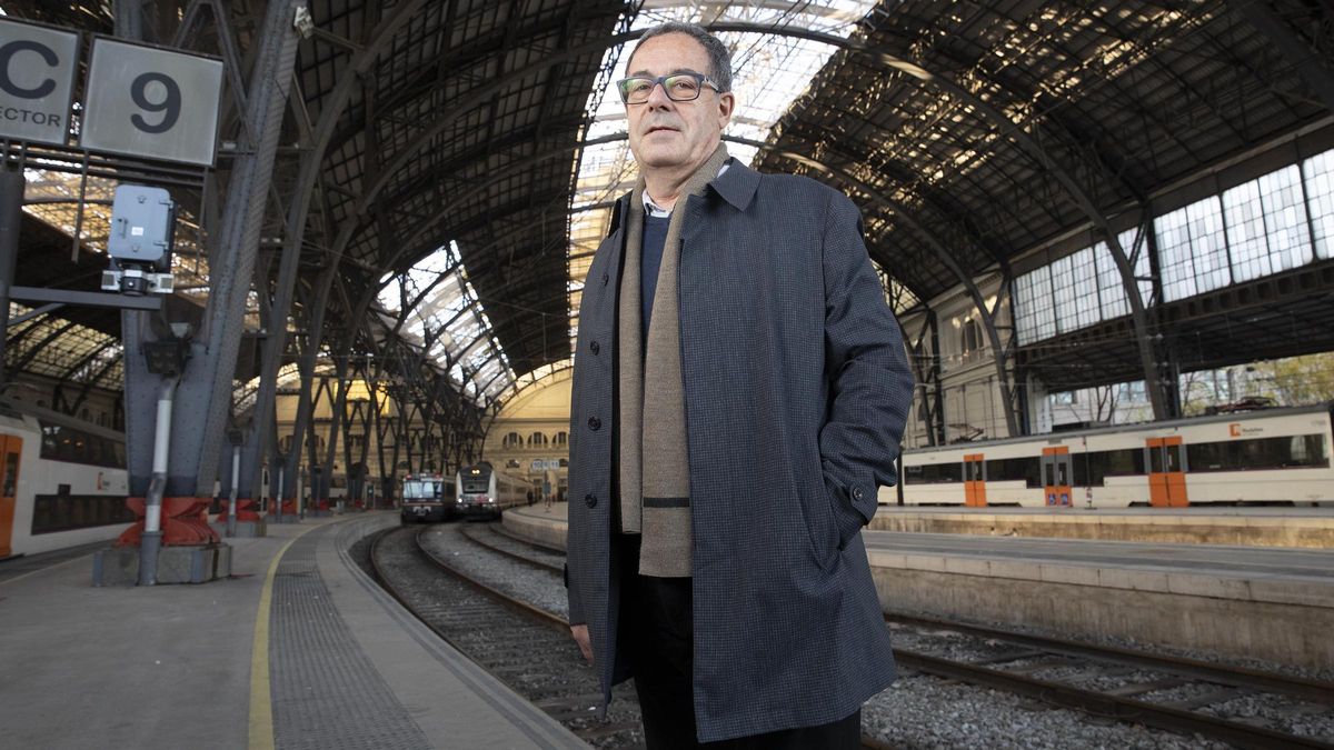 Pere Macias, en uno de los andenes de la estación de França de Barcelona Pere Macias, en uno de los andenes de la estación de França de Barcelona