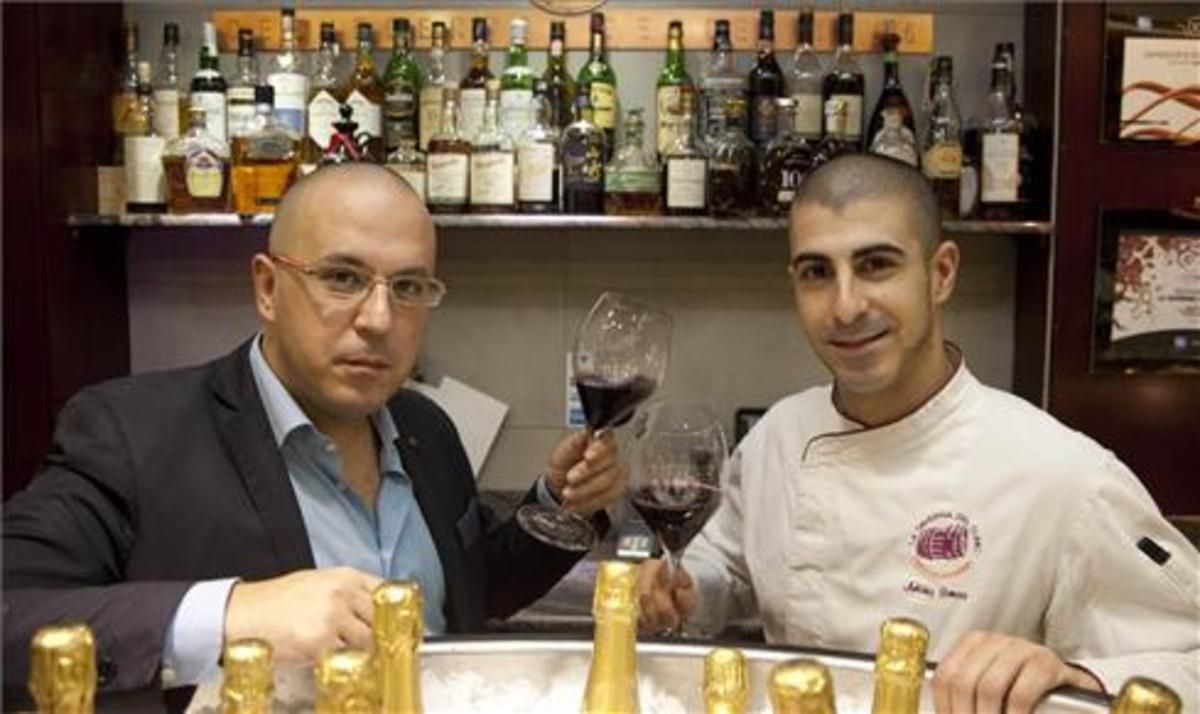 Los hermanos Manu y Toni Camôes, tras la barra de La Taverna del Clínic. Foto: Juan Pedro Chuet-Missé. Los hermanos Manu y Toni Camôes, tras la barra de La Taverna del Clínic. Foto: Juan Pedro Chuet-Missé.