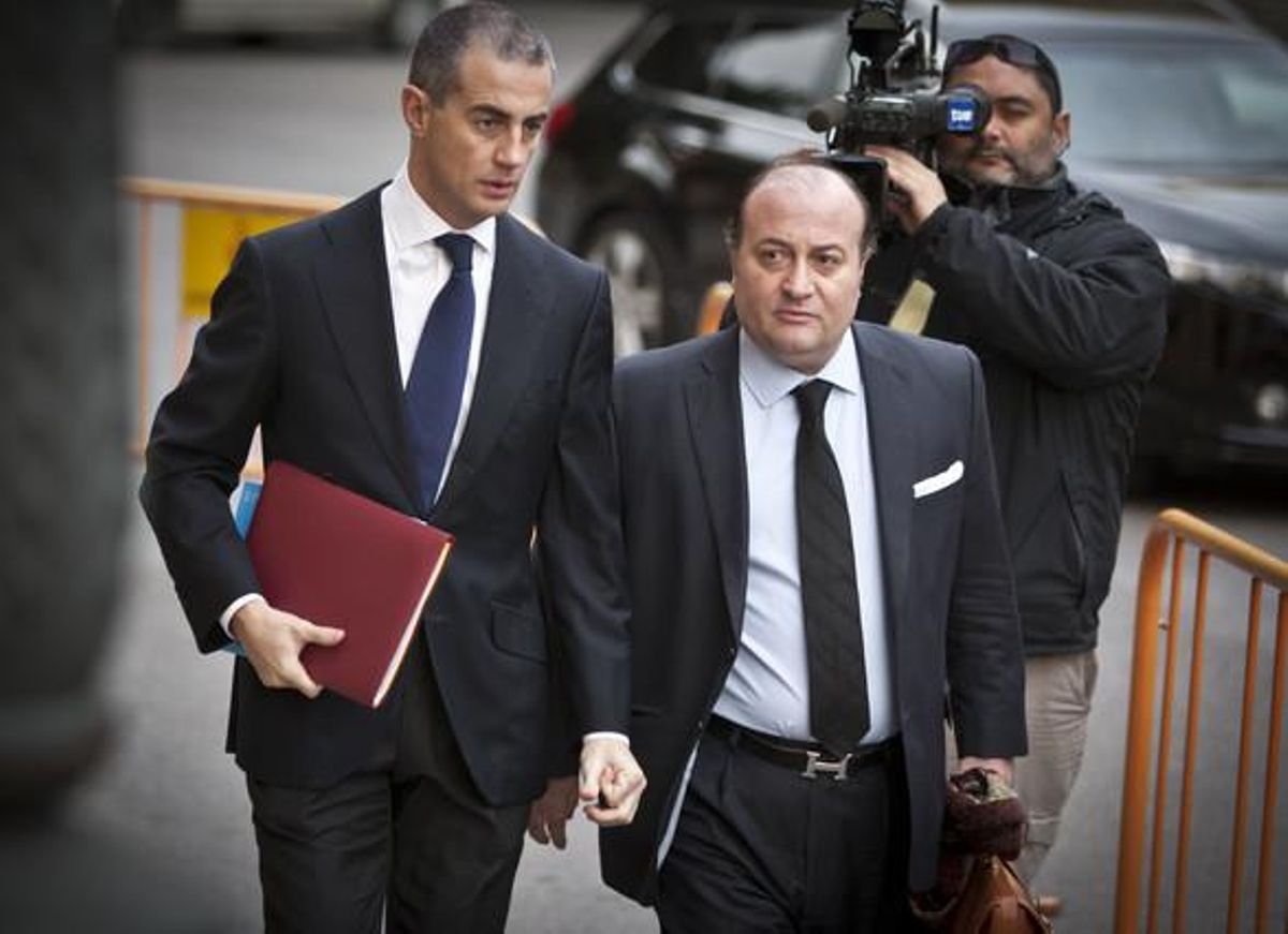 Ricardo Costa arriba, amb el seu advocat, a declarar al TSJCV. Ricardo Costa arriba, amb el seu advocat, a declarar al TSJCV.