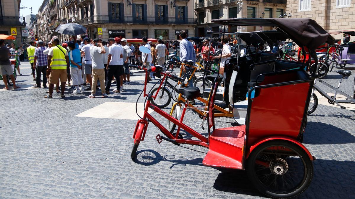 Uns 50 bicitaxis protesten a Barcelona per la seva prohibició a final d’any
