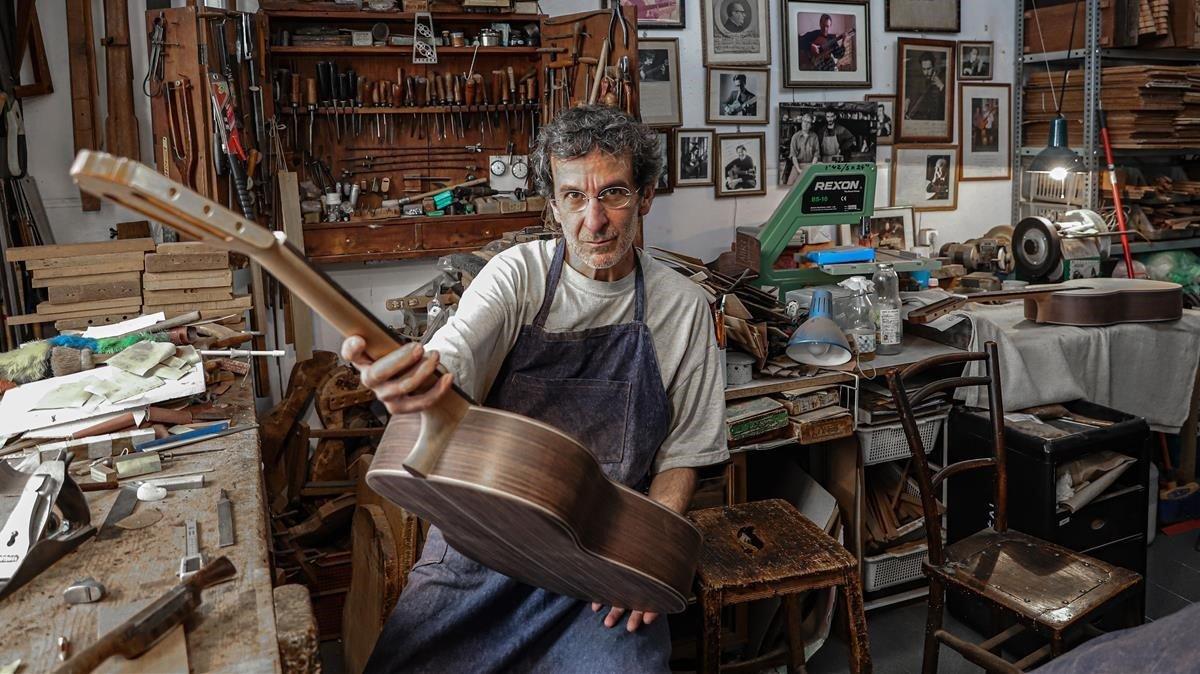 Gabriel Fleta, luthier, en su taller de Sants.