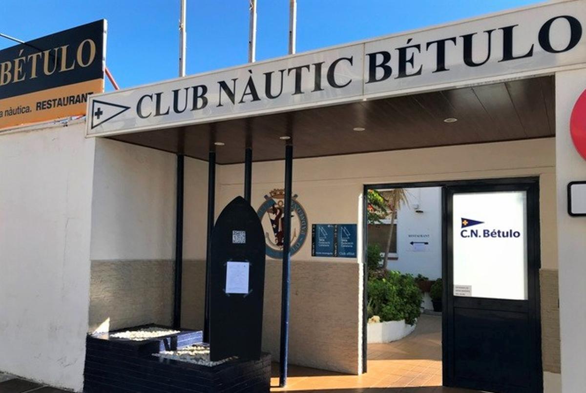 Entrada del Club Nàutic Bétulo de Badalona.