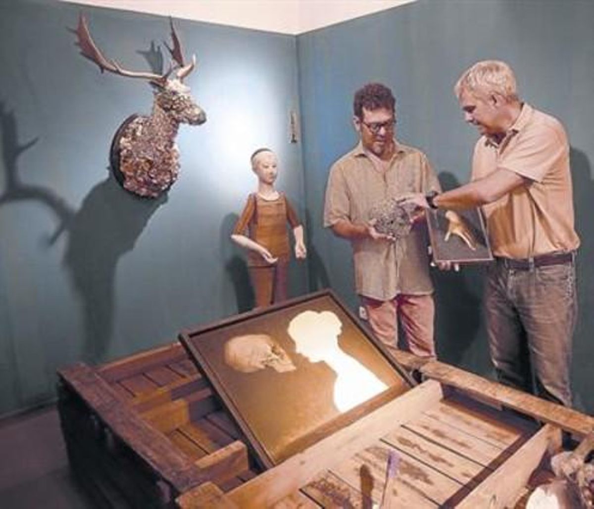 Pablo Milicua y Artur Ramon, durante la transformación de la galería en un cámara de las maravillas. Pablo Milicua y Artur Ramon, durante la transformación de la galería en un cámara de las maravillas.