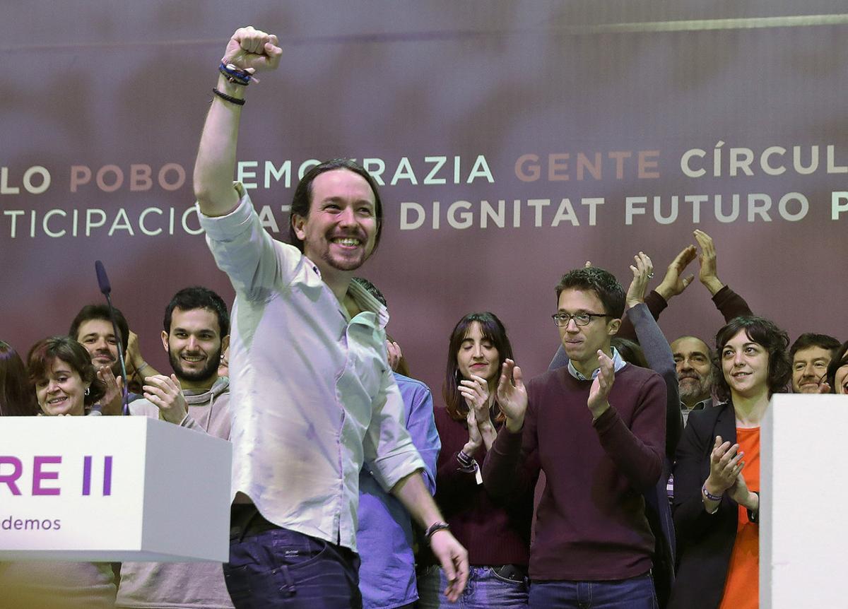  Iglesias pasa ante Errejón tras su intervención ante la asamblea de Podemos en Vistalegre.