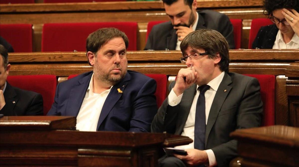 Oriol Junqueras y Carles Puigdemont, en el Parlament, en octubre del 2017. Oriol Junqueras y Carles Puigdemont, en el Parlament, en octubre del 2017.