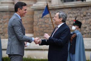 El primer ministro italiano, Mario Draghi, recibe al presidente del Gobierno, Pedro Sánchez, para su reunión con los mandatarios luso y griego, António Costa y Kyriakos Mitsotakis, este 18 de marzo de 2022 en Villa Madama, Roma.