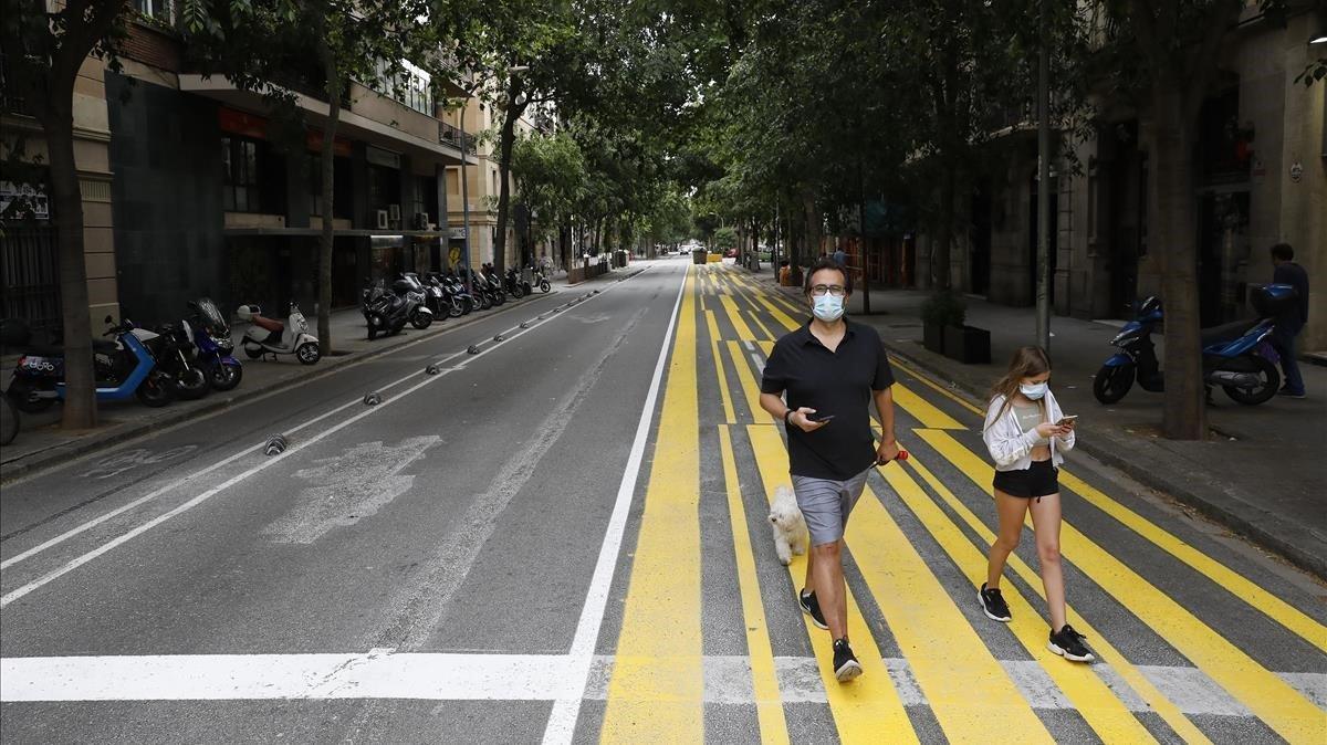 Nuevo carril para peatones en la calle Consell de Cent de Barcelona.