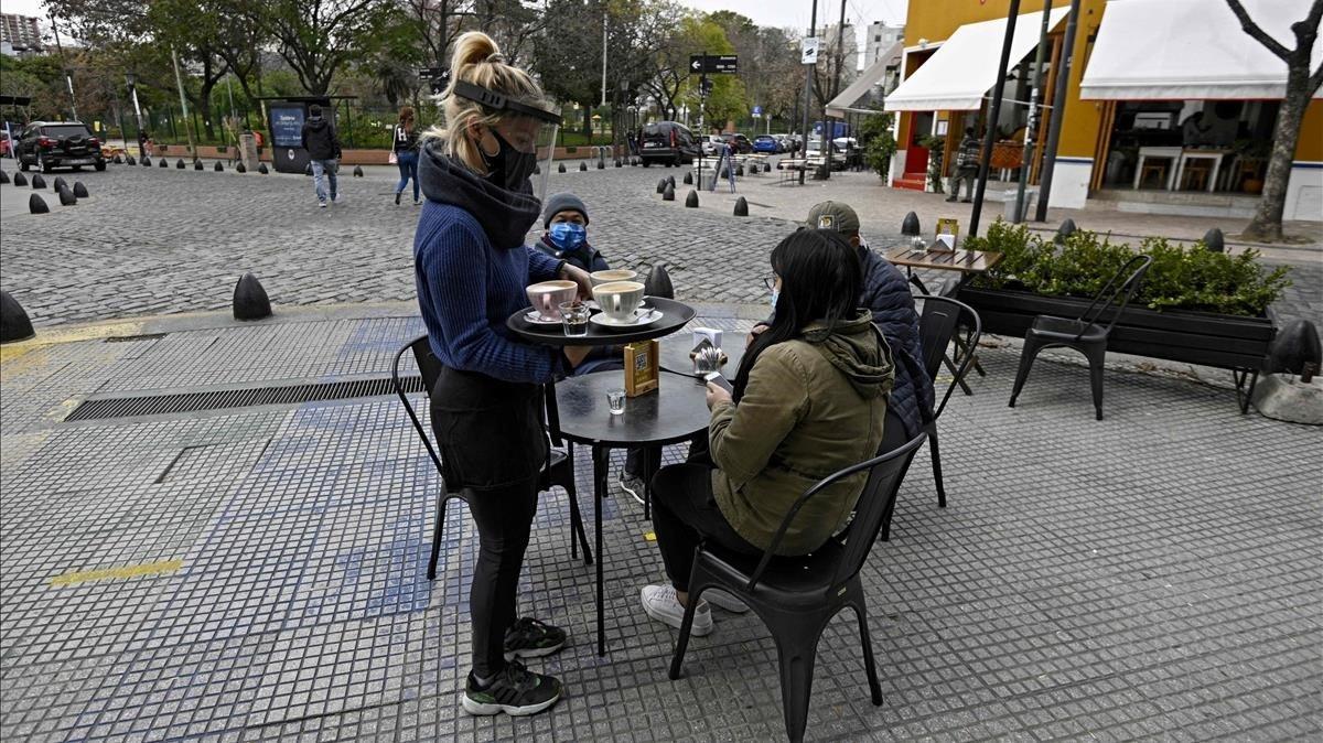 Buenos Aires obre les cafeteries malgrat l'augment de contagis per coronavirus