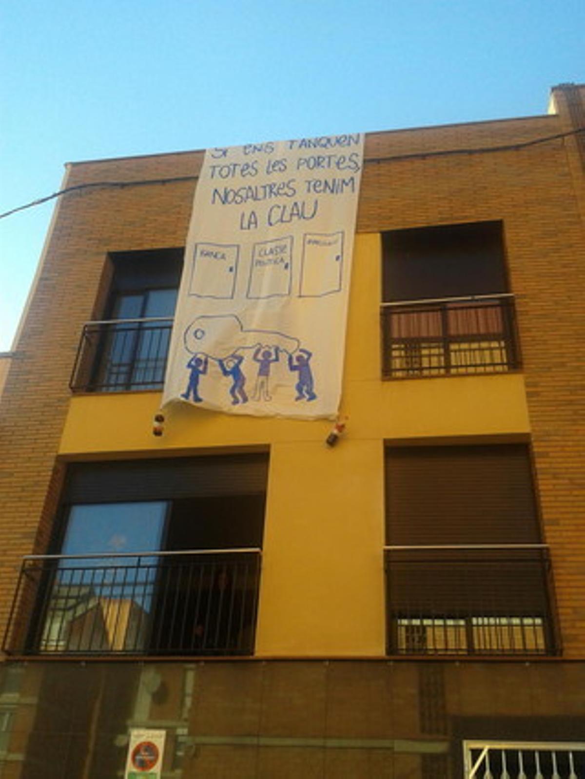 Una pancarta cuelga del bloque ocupado en Sabadell.