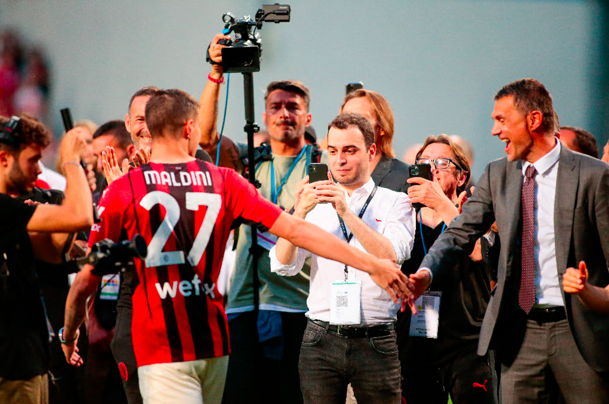 Daniel Maldini choca su mano con la de su padre Paolo.