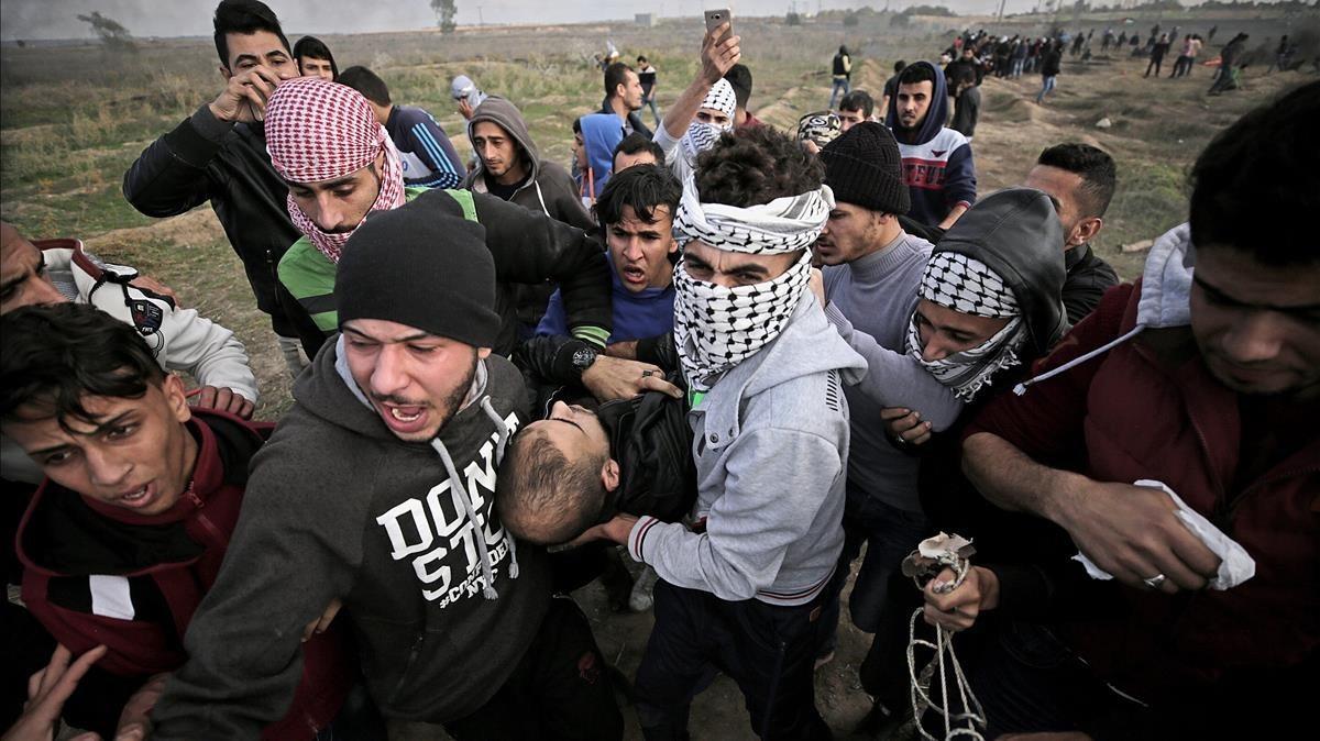 Manifestantes palestinos portan el cuerpo sin vida de Yasser Sokar, en la franja de Gaza.
