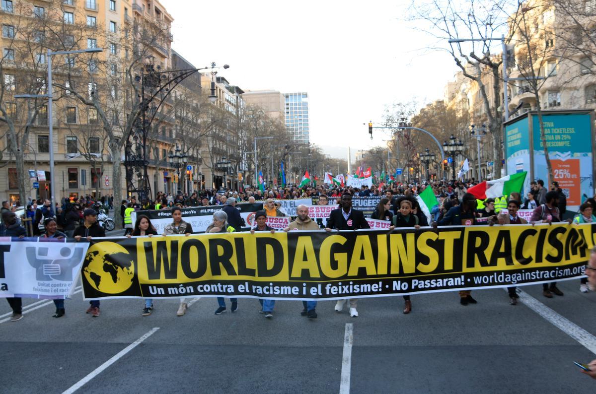 Unas 400 personas se unen desde Barcelona a una protesta internacional contra el fascismo y el racismo