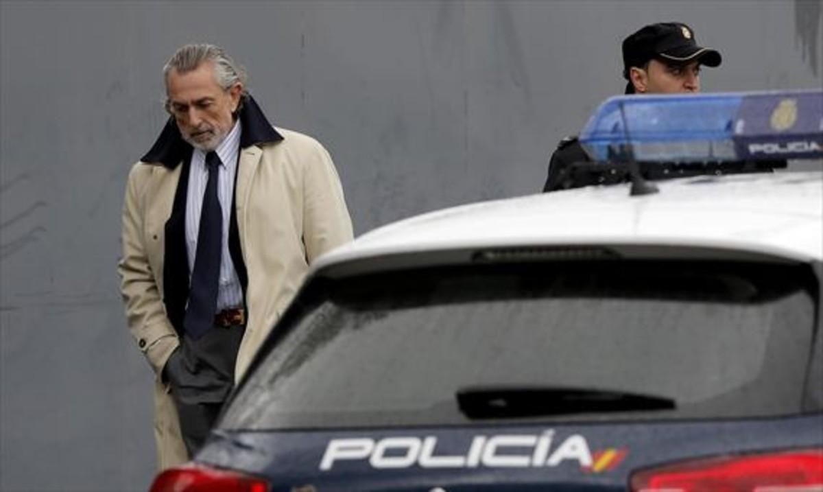 Francisco Correa se dirige a la Audiencia Nacional, el pasado 13 de febrero. Francisco Correa se dirige a la Audiencia Nacional, el pasado 13 de febrero.