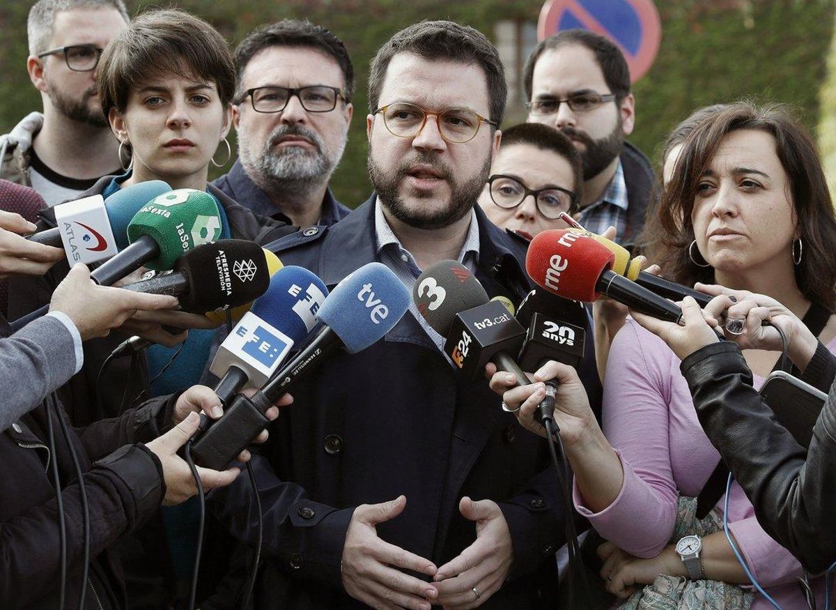 El coordinador nacional de ERC y vicepresidente del Govern, Pere Aragonès, atiende a los medios, en Barcelona El coordinador nacional de ERC y vicepresidente del Govern, Pere Aragonès, atiende a los medios, en Barcelona