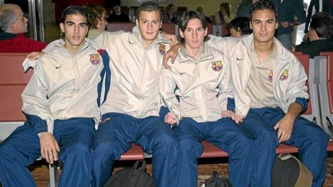 Jordi Gómez, Oriol Riera, Lionel Messi y Xavi Ginard, en el aeropuerto de viaje hacia Oporto con el primer equipo del Barça.