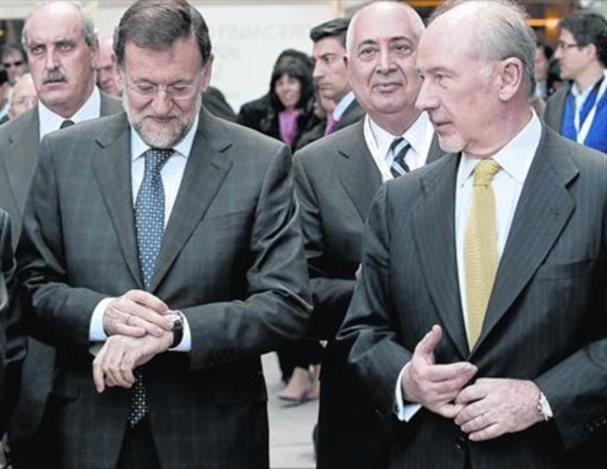 El presidente Mariano Rajoy y Rodrigo Rato, cuando este último era máximo responsable de Bankia, en un acto en Madrid, el 6 de marzo del 2012.