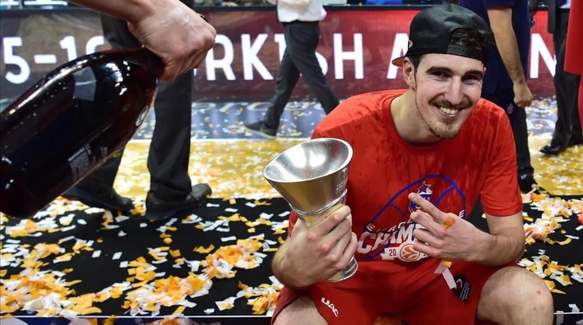 Nando de Colo, la estrella del CSKA, con el trofeo de campeones de la última Euroliga. Nando de Colo, la estrella del CSKA, con el trofeo de campeones de la última Euroliga.