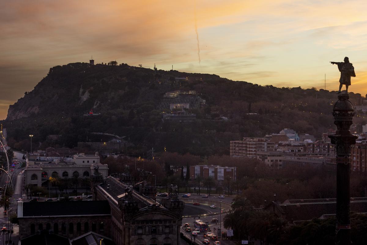 Vista de la montaña de Montjuïc, con la estatua de Colón a la derecha, en Barcelona. Vista de la montaña de Montjuïc, con la estatua de Colón a la derecha, en Barcelona.
