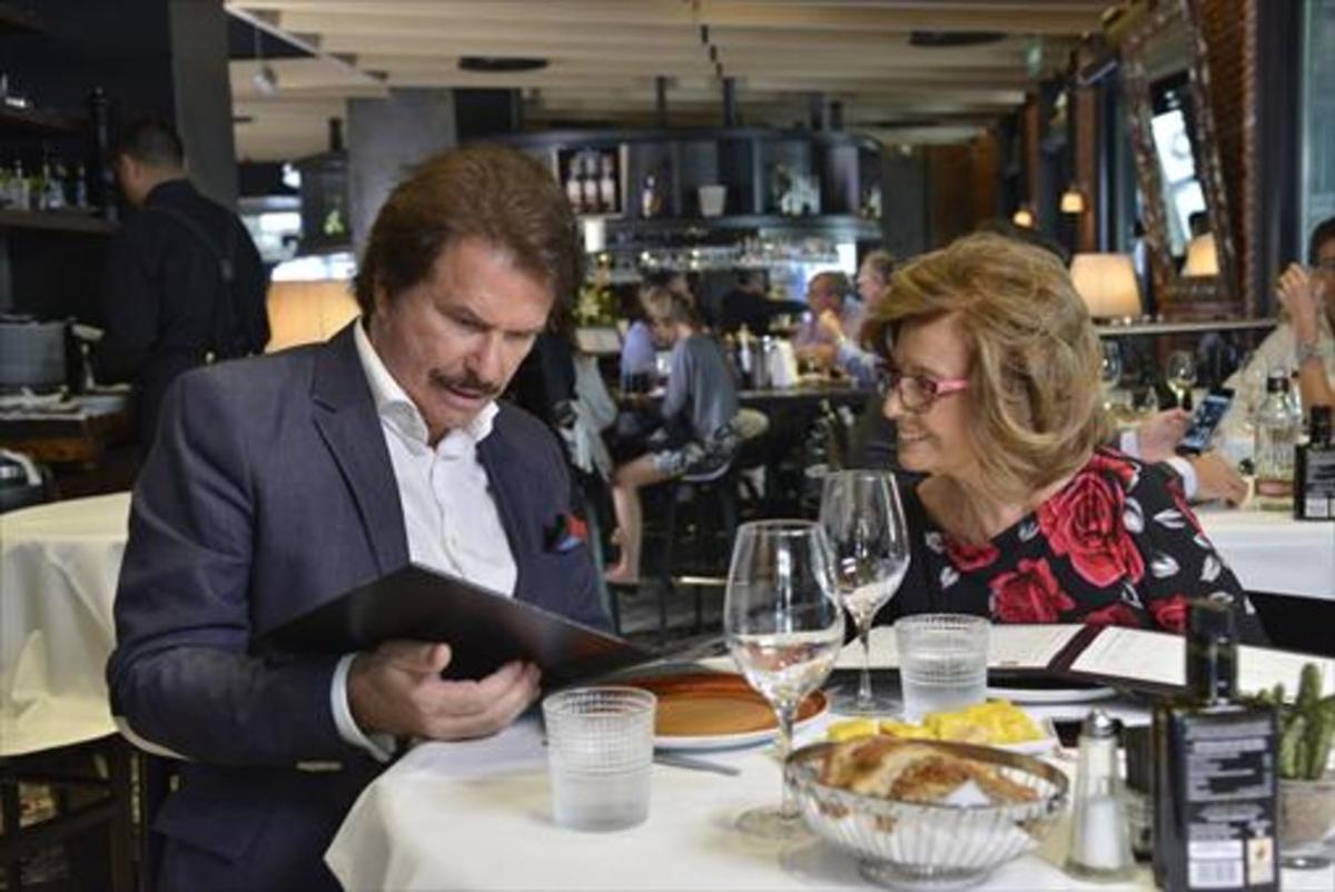 Bigote Arrocet y María Teresa Campos comparten mesa y mantel, en ’Las Campos’. Bigote Arrocet y María Teresa Campos comparten mesa y mantel, en ’Las Campos’.