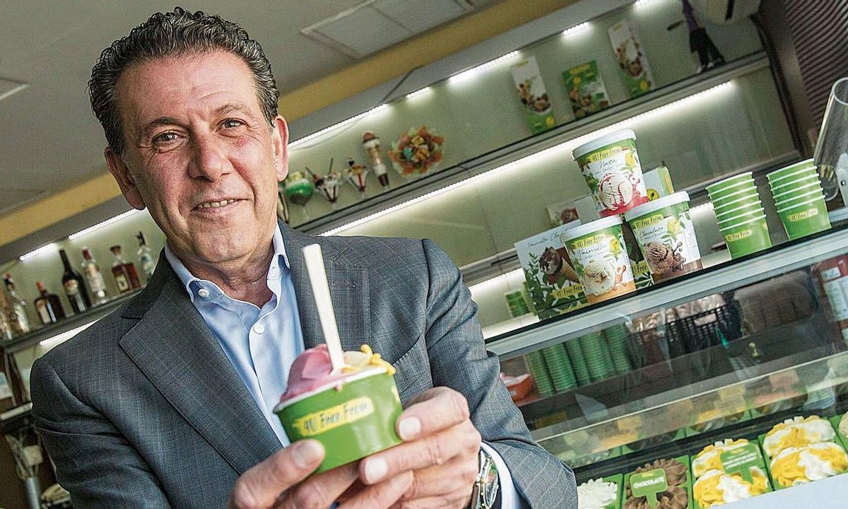 Joaquín Lancis, con una tarrina de helado vegano. Joaquín Lancis, con una tarrina de helado vegano.