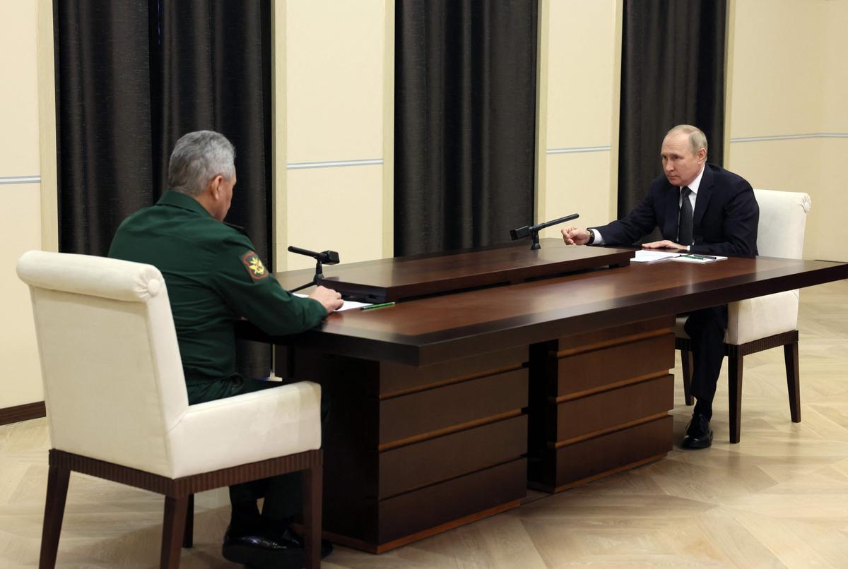 El presidente ruso, Vladímir Putin, conversa con el ministro de Defensa, Serguéi Shoigú, en una audiencia, este viernes en Moscú.