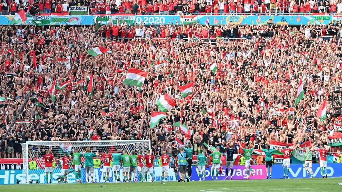 Los jugadores de la selección de Hungría se dirigen a sus fans tras el encuentro disputado entre Hungría y Francia en el Puskas Arena de Budapest. Los jugadores de la selección de Hungría se dirigen a sus fans tras el encuentro disputado entre Hungría y Francia en el Puskas Arena de Budapest.