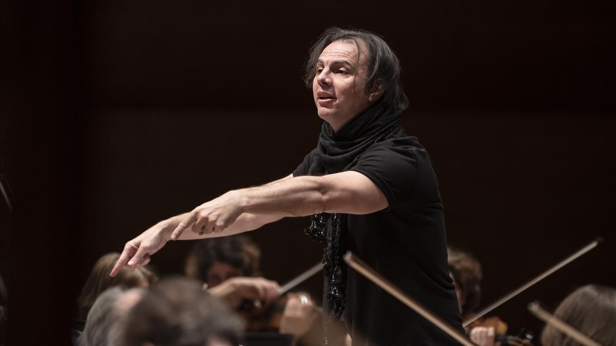 El director de orquesta griego Teodor Currentzis, con la orquesta Sinfónica SWR Stuttgart. El director de orquesta griego Teodor Currentzis, con la orquesta Sinfónica SWR Stuttgart.