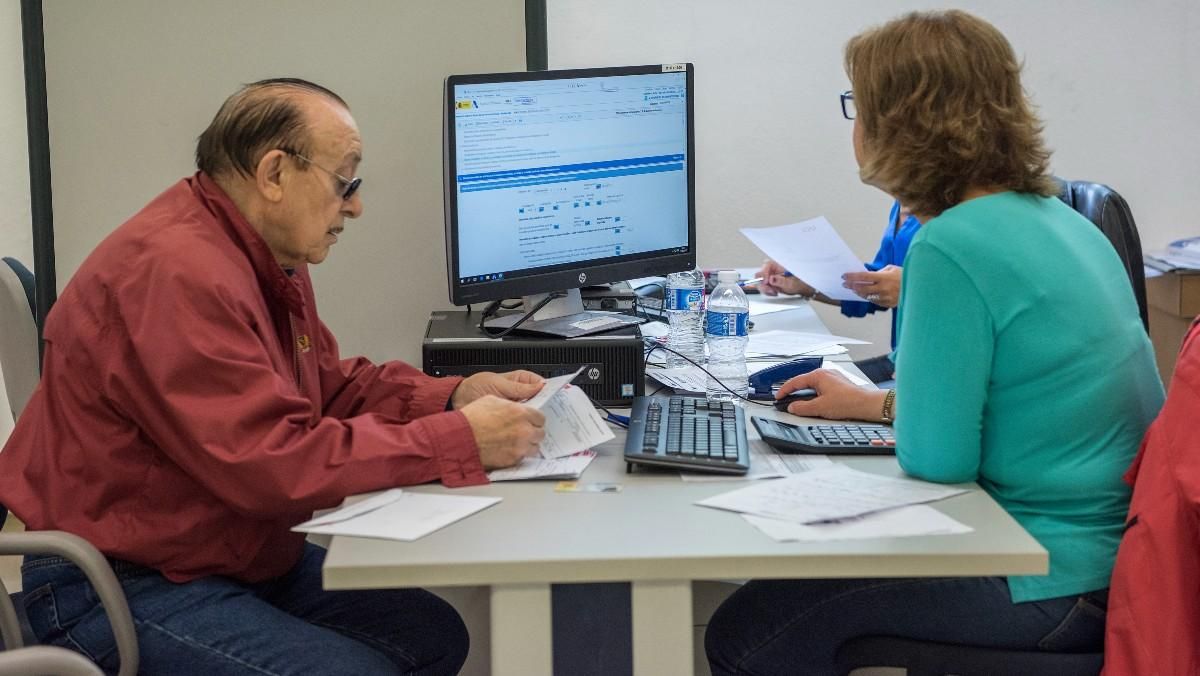 Ciudadano realizando la declaración de la renta. Ciudadano realizando la declaración de la renta.