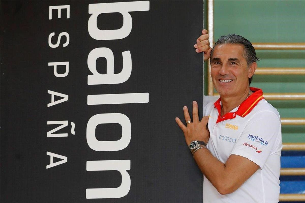 Scariolo posa antesl que será su segundo Mundial al frente de la selección Scariolo posa antesl que será su segundo Mundial al frente de la selección