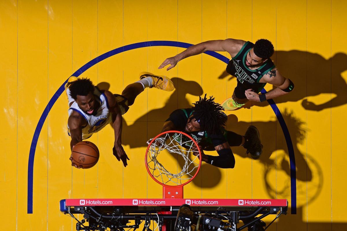 Andrew Wiggins lanza a canasta durante el Warriors - Celtics.