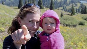 Una de las doctoras de la iniciativa Science Moms, Emily Fischer, con su hija en un anuncio de la campaña educacional