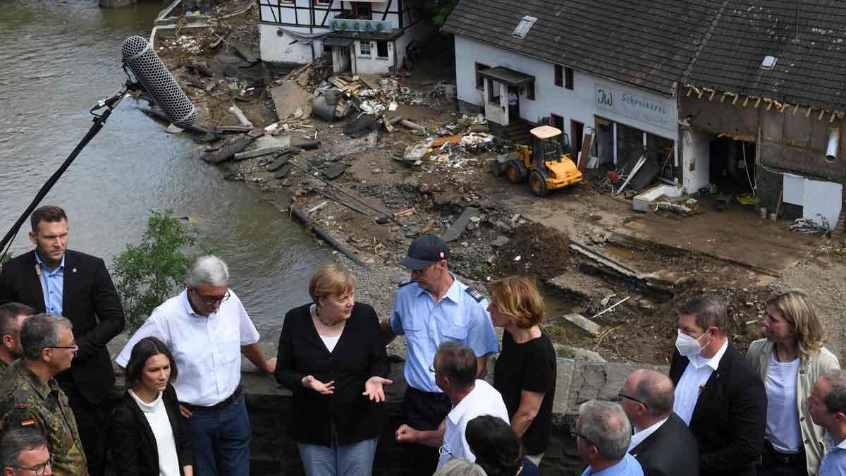 Angela Merkel, durante su visita a Schuld, cerca de Bad Neuenahr-Ahrweiler, una de las zonas afectadas por las inundaciones en Alemania de los últimos días. Angela Merkel, durante su visita a Schuld, cerca de Bad Neuenahr-Ahrweiler, una de las zonas afectadas por las inundaciones en Alemania de los últimos días.