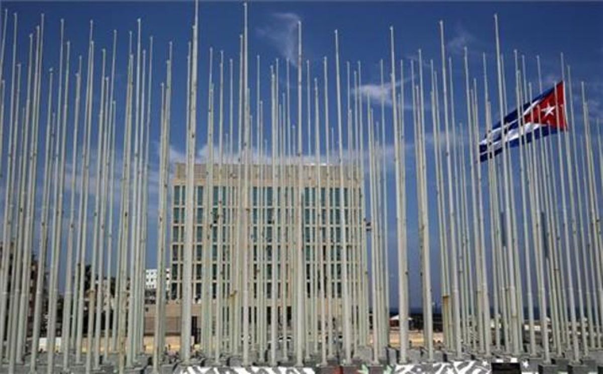 Vista de la embajada de EEUU en la capital de Cuba antes de la ceremonia de izada de la bandera estadounidense de este viernes. Vista de la embajada de EEUU en la capital de Cuba antes de la ceremonia de izada de la bandera estadounidense de este viernes.