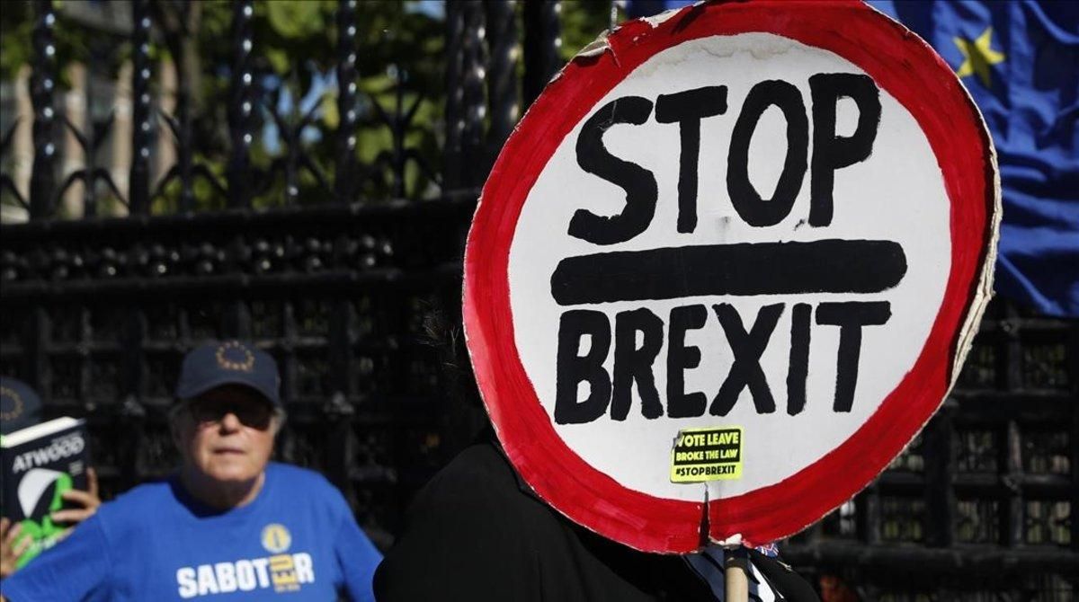 Protesta contra el ’brexit’ ante Westminster, ayer. Protesta contra el ’brexit’ ante Westminster, ayer.