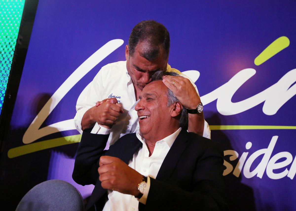  El presidente de Ecuador, Rafael Correa, besa a su candidato, Lenín Moreno, en Quito.