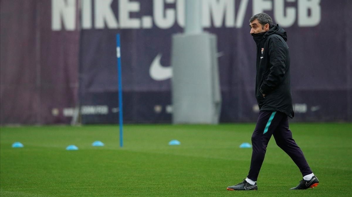 Valverde, en el entrenamiento previo al clásico con el Madrid en el Camp Nou. Valverde, en el entrenamiento previo al clásico con el Madrid en el Camp Nou.