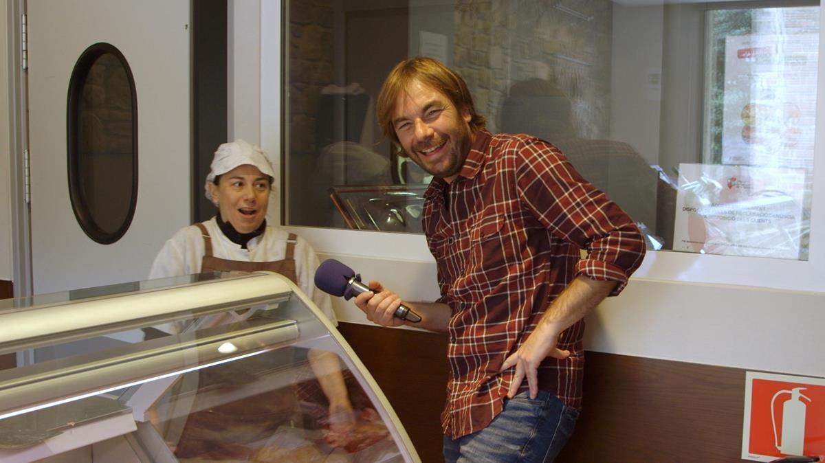 Quim Masferrer, en el programa de TV-3 ’El foraster’, durante su visita a La Vall d’en Bas.