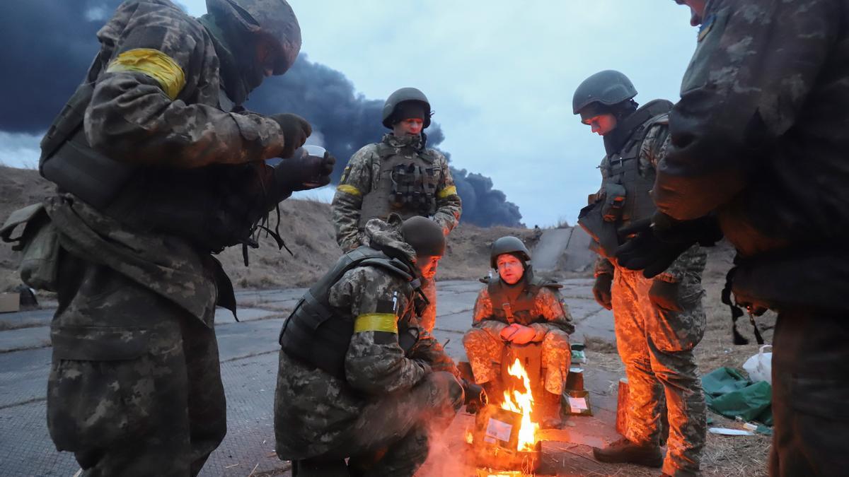 Soldados ucranianos se calientan en una hoguera en las inmediaciones de Kiev, Ucrania