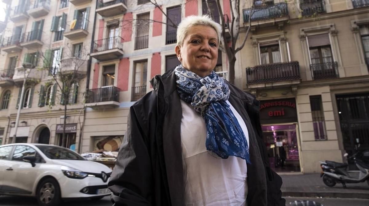 Mercè Vega, frente a la finca en la que vivió durante 55 años, hoy un bloque de pisos turísticos. Mercè Vega, frente a la finca en la que vivió durante 55 años, hoy un bloque de pisos turísticos.