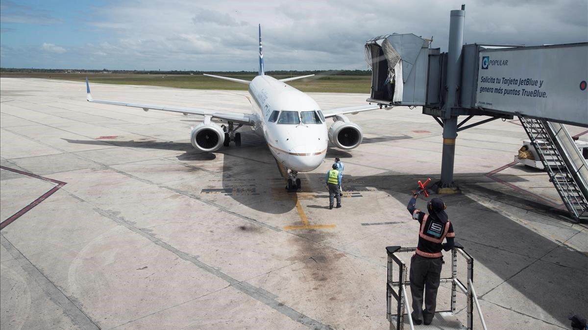 Un avión de pasajeros en el aeropuerto de Santo Domingo.