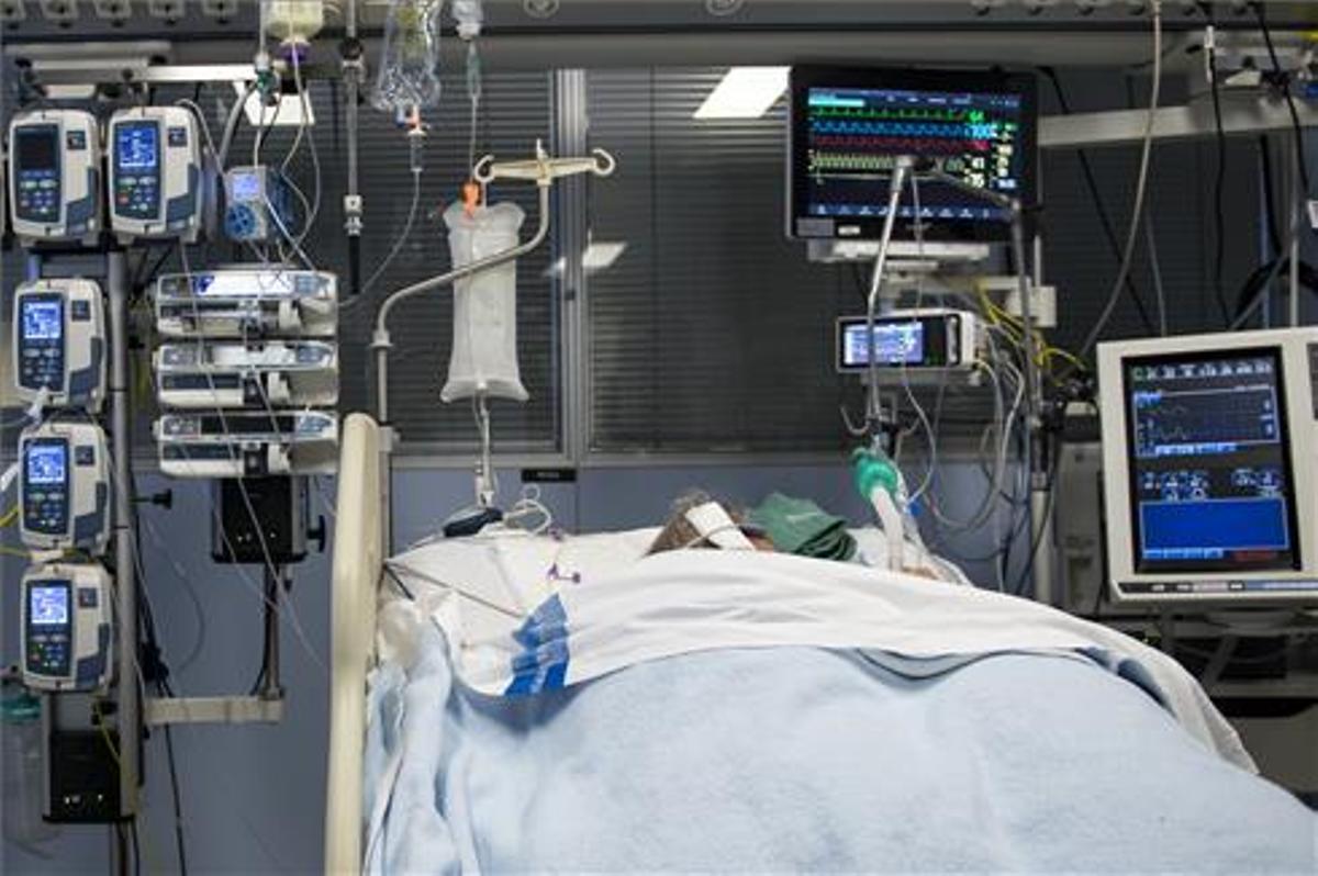 Un paciente ingresado en la uci para enfermos de coronavirus del Hospital Universitari Doctor Josep Trueta de Girona.