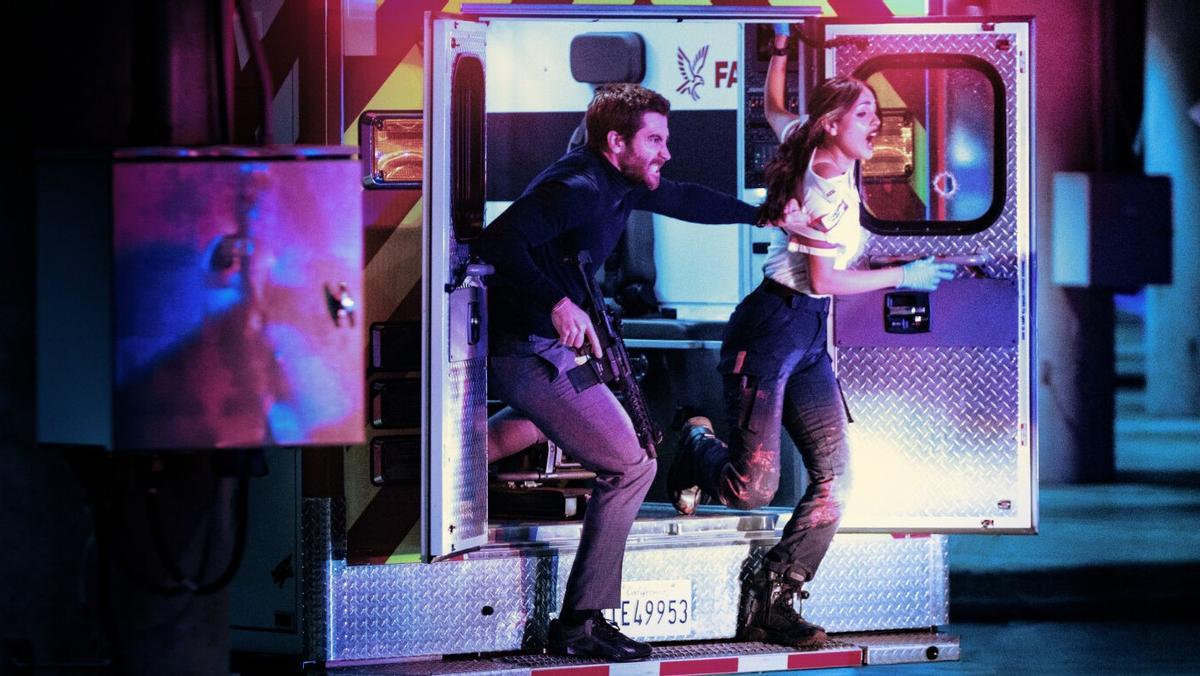 Jake Gyllenhaal y Eiza González, en ’Ambulance. Plan de huida’