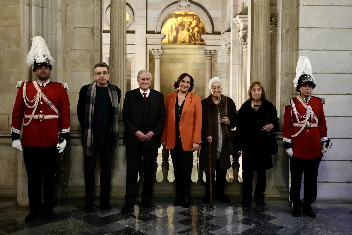Colau y Martí con los premiados Valentí Fuster, Montserrat Aguadé y Teresa San Roman, en el acto de entrega de la Medalla de Oro de la ciudad.