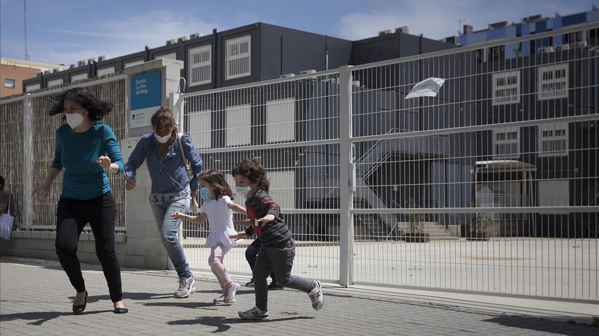 Un grupo de niños juegan en la puerta de una escuela del Poblenou, en mayo. Un grupo de niños juegan en la puerta de una escuela del Poblenou, en mayo.